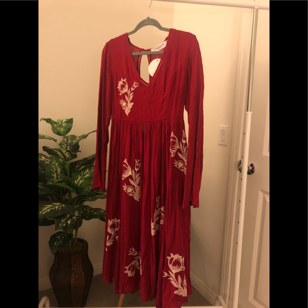 Nectar Clothing • Floral Embroidered Maxi Dress